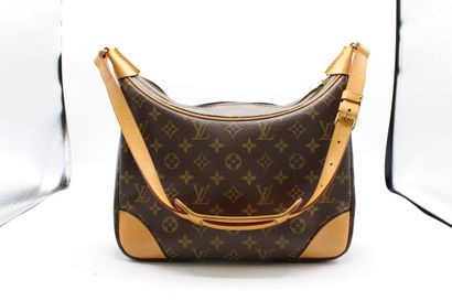 LOUIS VUITTON. Sac bandoulière en toile monogramme...