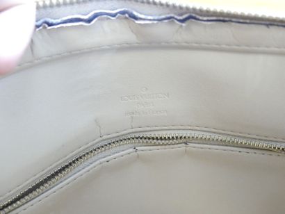 LOUIS VUITTON. Sac cabas en toile monogramme...
