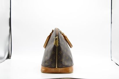LOUIS VUITTON. Sac Alma en toile monogramme...