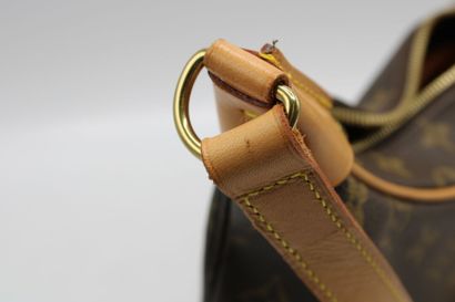 LOUIS VUITTON. Sac bandoulière en toile monogramme...