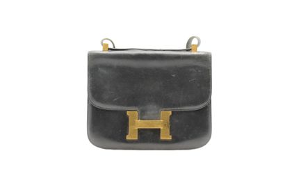 HERMES. Sac Constance en box noir, garniture...