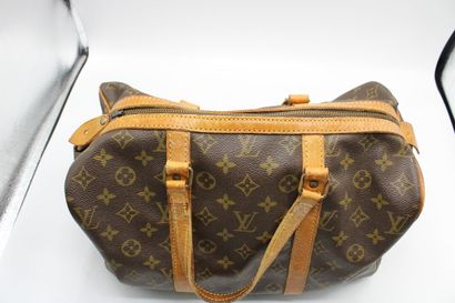 LOUIS VUITTON. Sac Keepall en toile monogramme...