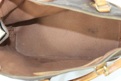 LOUIS VUITTON. Sac Alma en toile monogramme...
