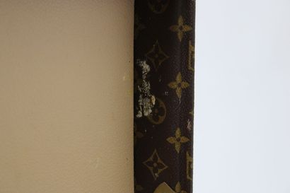 LOUIS VUITTON. Vanity en toile monogramme...