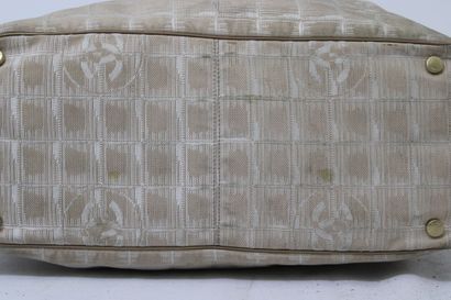 CHANEL. Sac cabas en tissu beige monogramme,...