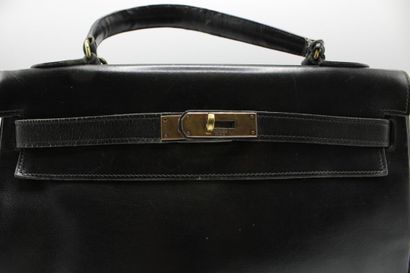 HERMES. Sac Kelly 32 retourné en cuir noir,...