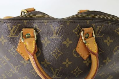 LOUIS VUITTON. Sac Alma en toile monogramme...