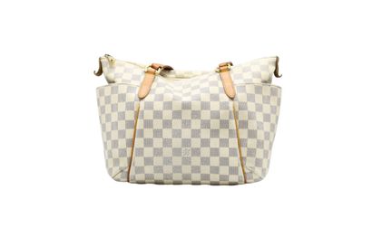 LOUIS VUITTON. Petit sac cabas en toile damier...