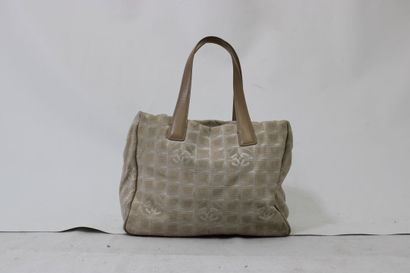 CHANEL. Sac cabas en tissu beige monogramme,...