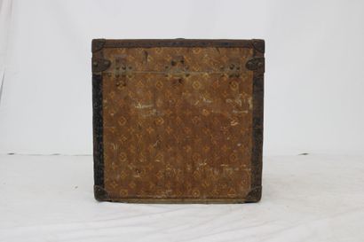 LOUIS VUITTON. Boite à chapeaux en toile...