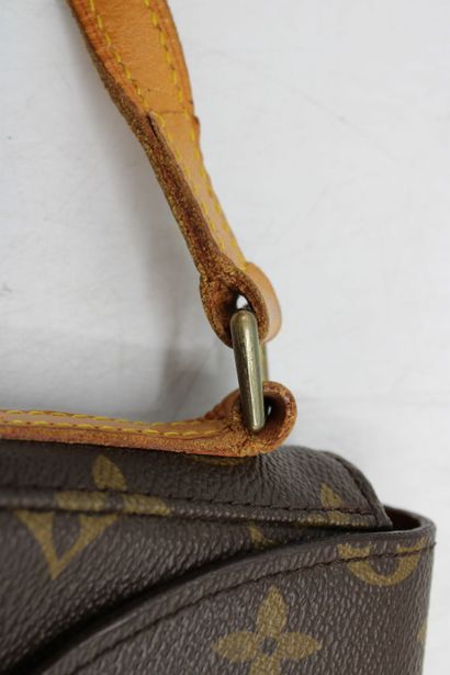 LOUIS VUITTON. Sac Chantilly en toile monogramme...