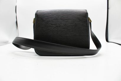 LOUIS VUITTON. Petit sac à rabat porté épaule...