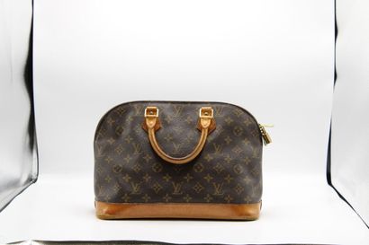 LOUIS VUITTON. Sac Alma en toile monogramme...