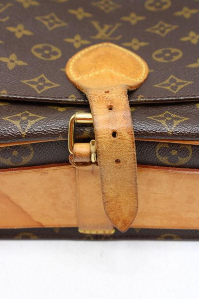 LOUIS VUITTON. Sac cartouchière en toile...