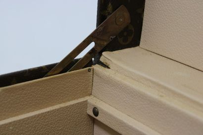 LOUIS VUITTON. Vanity en toile monogramme...