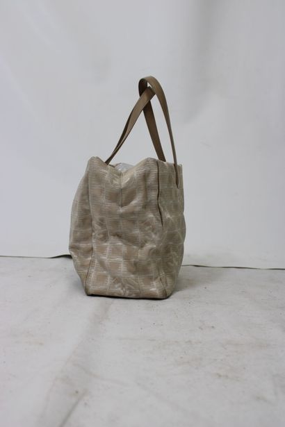 CHANEL. Sac cabas en tissu beige monogramme,...