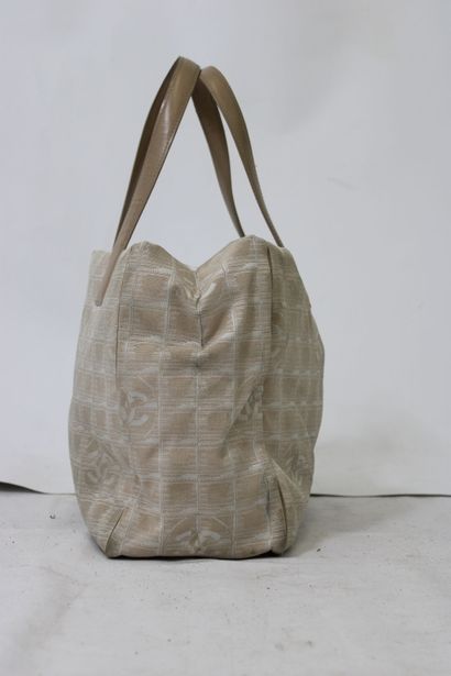 CHANEL. Sac cabas en tissu beige monogramme,...