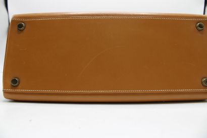 HERMES. Sac Kelly 28 retourné en veau chamonix...