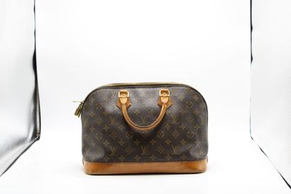 LOUIS VUITTON. Sac Alma en toile monogramme...
