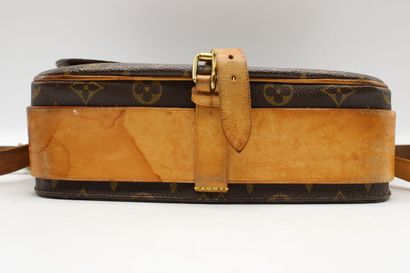 LOUIS VUITTON. Sac cartouchière en toile...