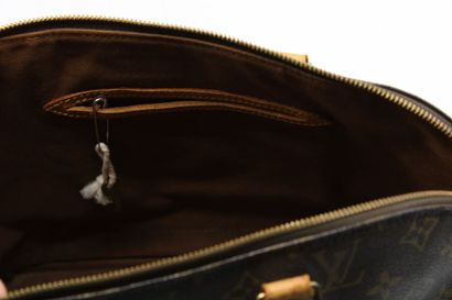 LOUIS VUITTON. Sac Alma en toile monogramme...