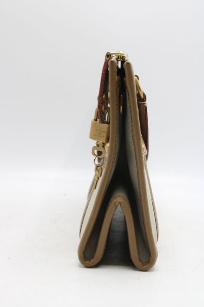 LOUIS VUITTON. Sac à main en chèvre beige...