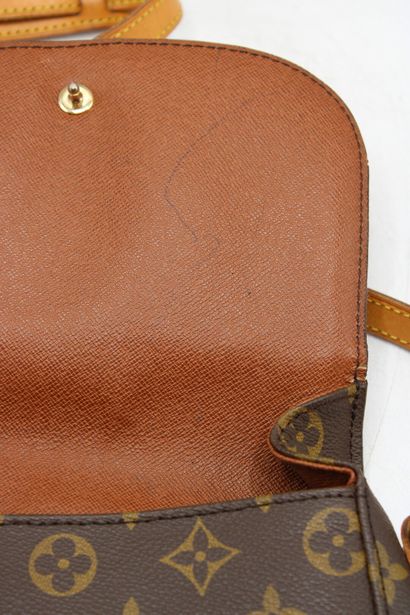 LOUIS VUITTON. Sac Saint Cloud en toile monogramme...