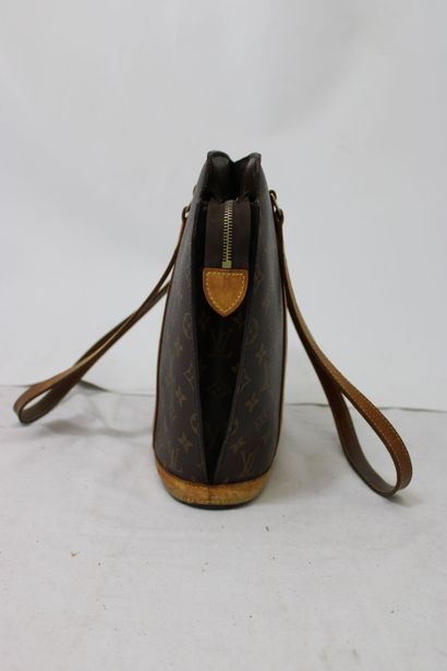 LOUIS VUITTON. Sac Babylone en toile monogramme...