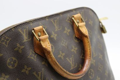 LOUIS VUITTON. Sac Alma en toile monogramme...