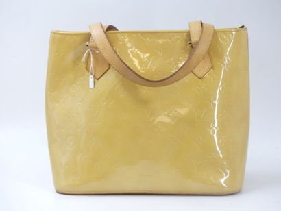 LOUIS VUITTON. Sac cabas en toile monogramme...