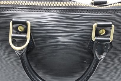 LOUIS VUITTON. Sac Alma en cuir épi noir,...