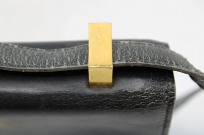 HERMES. Sac Constance en box noir, garniture...