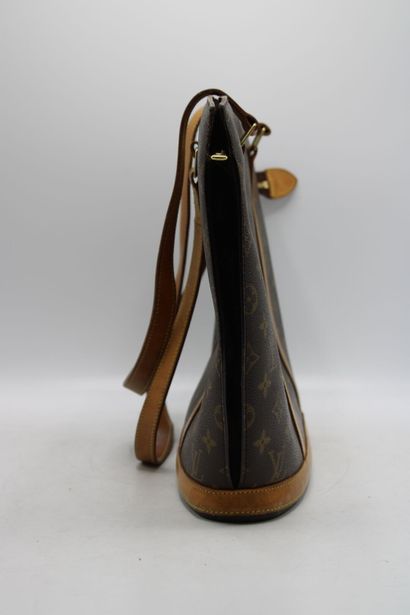 LOUIS VUITTON. Sac Babylone en toile monogramme...