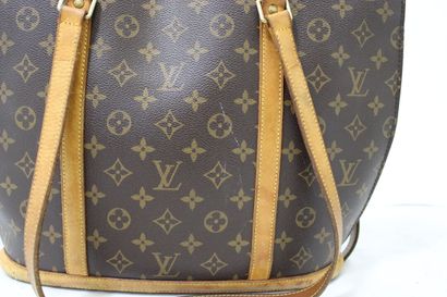 LOUIS VUITTON. Sac Babylone en toile monogramme...