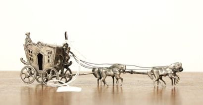 Carrosse tiré par ses quatre chevaux en argent,...