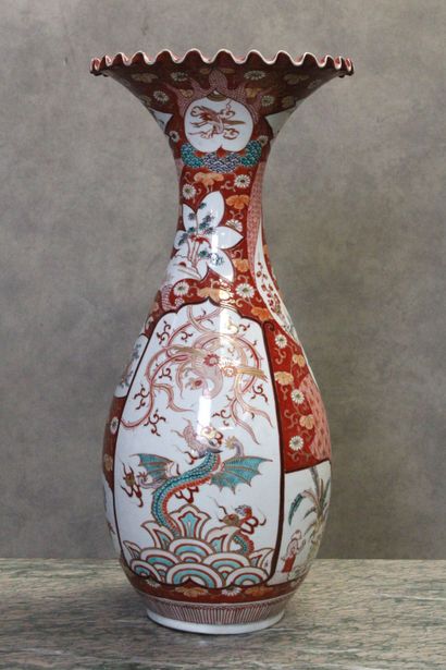 JAPON. Paire de grands vases de forme balustre...