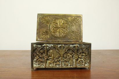 Dans le goût néo-gothique. Coffret en bronze...