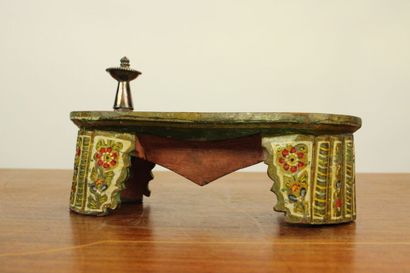 INDE. Paire de Paduka en bois peint polychrome...