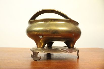 CHINE. Brûle encens en métal doré avec son...
