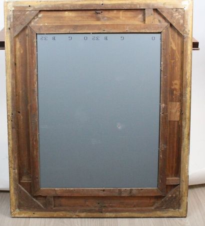 Miroir en bois doré à décor de rinceaux et...