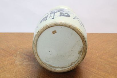 CHINE. Vase balustre en porcelaine blanche...