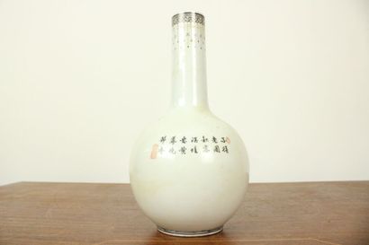CHINE. Vase boule à col en porcelaine blanche...