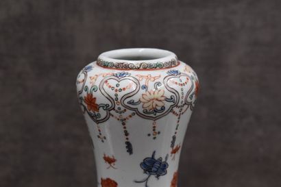 CHINE. Paire de vases en porcelaine blanche...