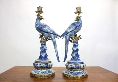 Importante paire de bougeoirs en porcelaine...