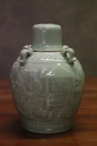 CHINE. Pot couvert en céladon à décor d'écritures...