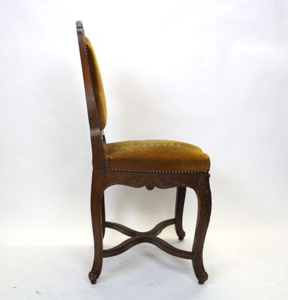 Suite de six fauteuils en bois naturel mouluré...