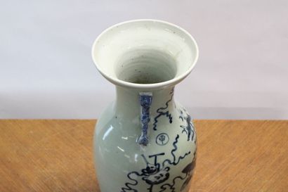 CHINE. Vase balustre en porcelaine blanche...