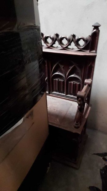 Banc-coffre de style néo-gothique en chêne...