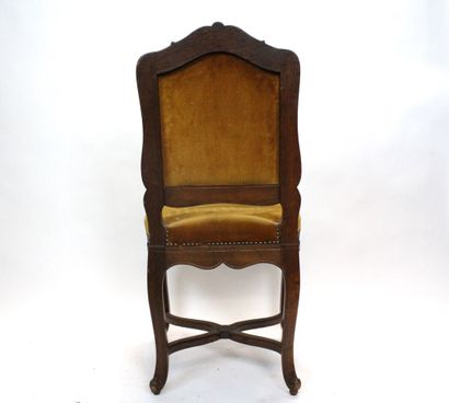 Suite de six fauteuils en bois naturel mouluré...