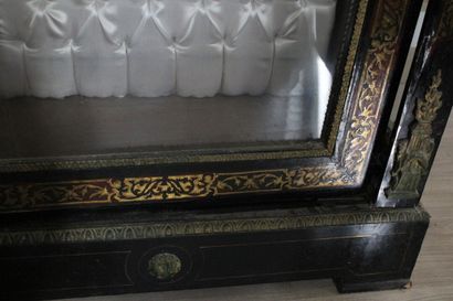 Vitrine de style Louis XIV en bois noirci,...